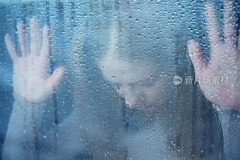 那个女人靠在窗户上，忧伤地看着雨
