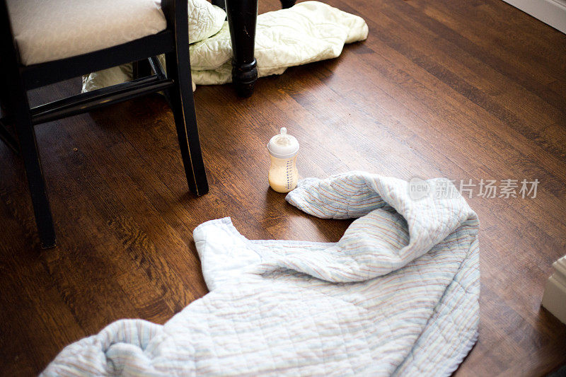 婴儿毛毯和奶瓶