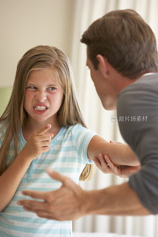 父亲在家里和女儿争吵