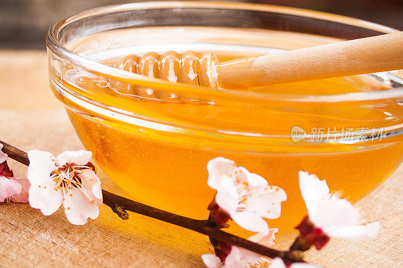 玻璃碗里有杏花和蜂蜜
