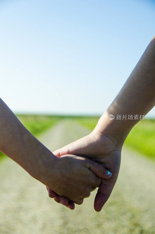 民族女孩手牵着手走出去