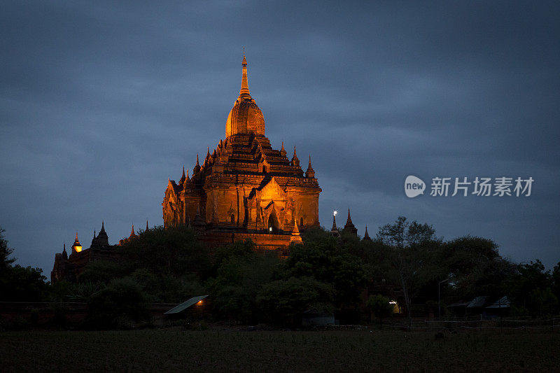 夜晚的赫蒂罗米洛神庙