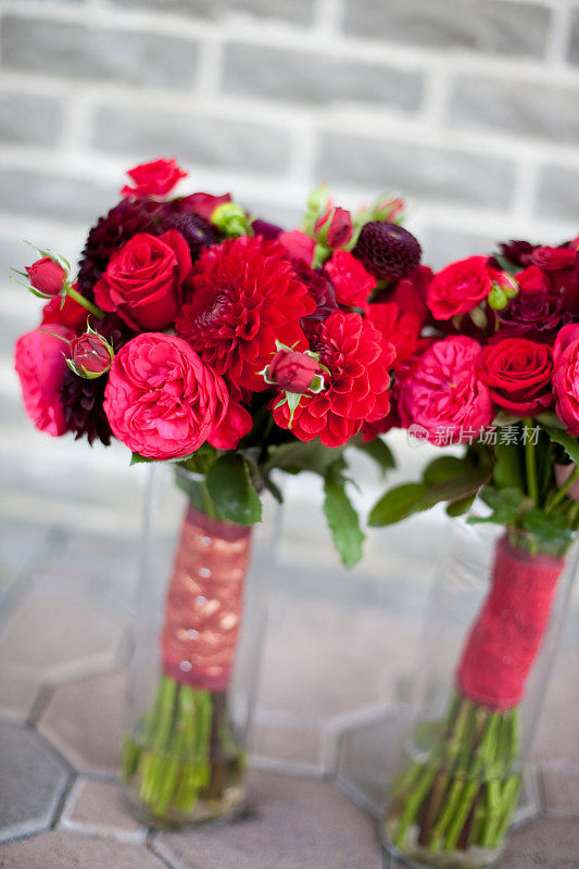 花瓶里装着红色的新娘花束