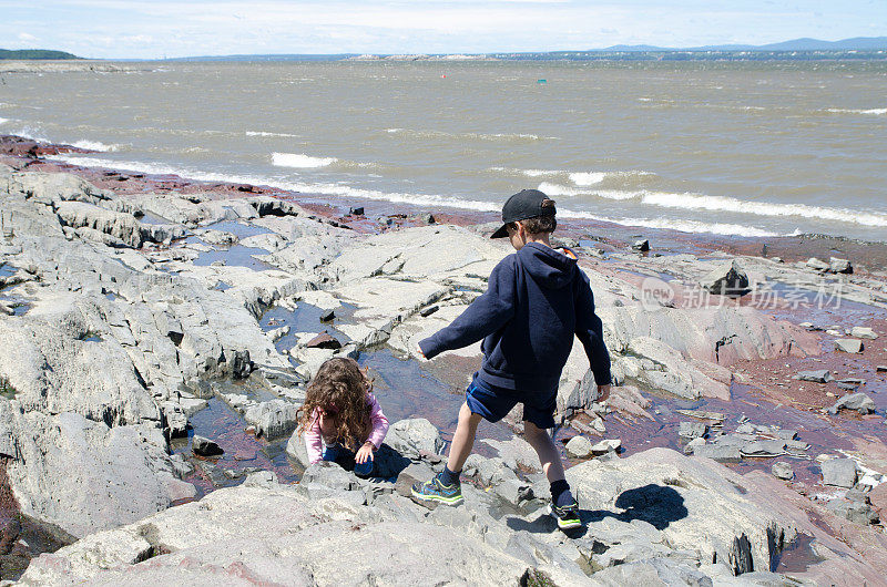 两个孩子在圣劳伦斯河岸边玩耍