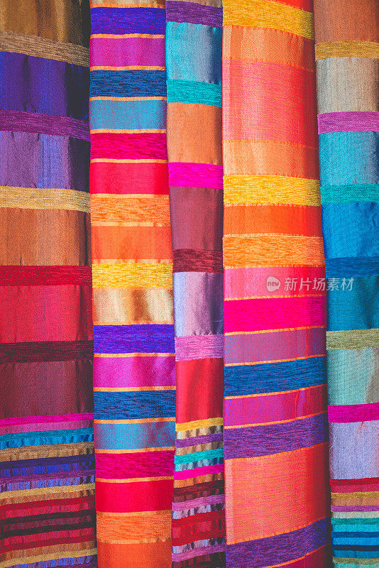 非洲马拉喀什街头市场上美丽的摩洛哥织物