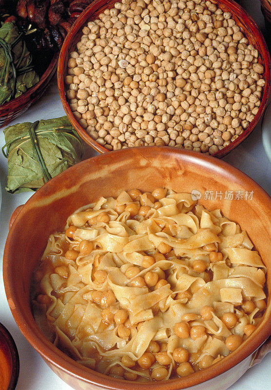 意大利面食:用碗盛着凉豆的干面条汤
