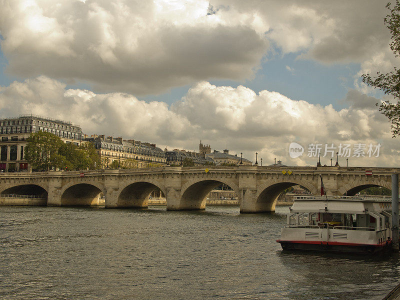 法国巴黎阴天。塞纳河新桥。