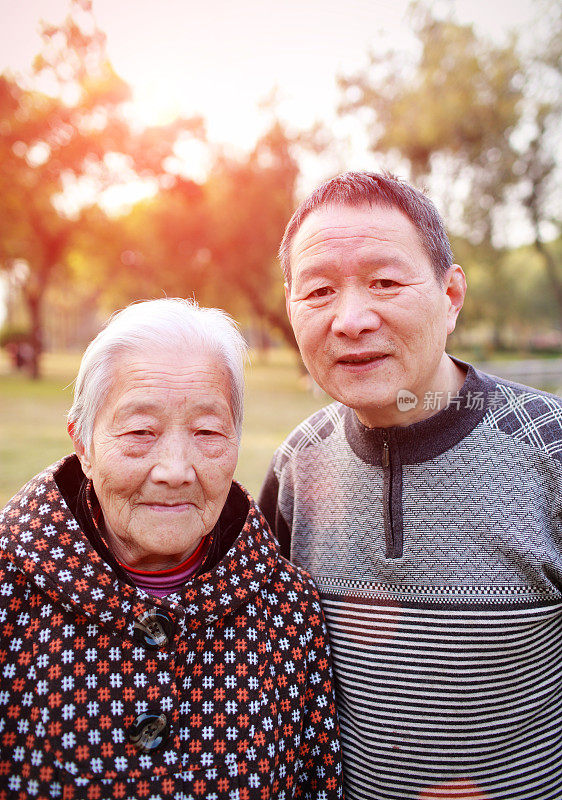 幸福的亚洲家庭