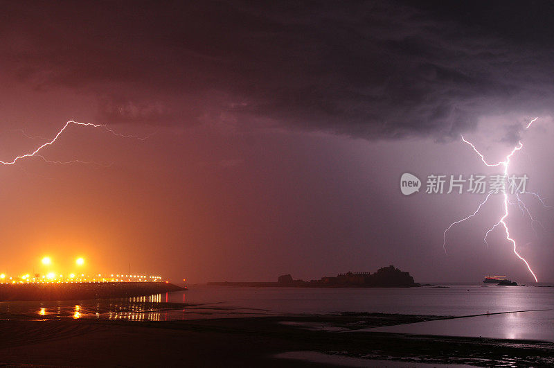 英国泽西岛圣奥宾湾上空的闪电