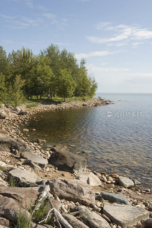 美国密歇根州五大湖苏必利尔湖沿岸的岩石海滩