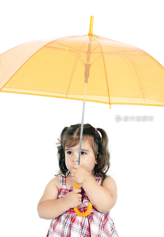 悲伤的女孩在伞下