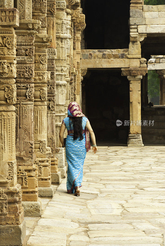 走在印度寺庙里的女人