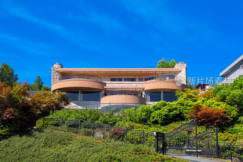 爱本地:现代豪华住宅外观在西温哥华