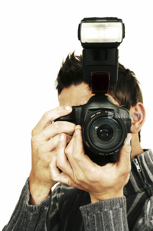 摄影师使用数码单反相机闪光灯