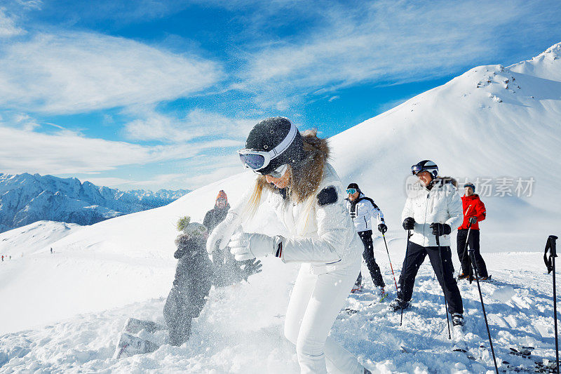 在山顶打雪仗