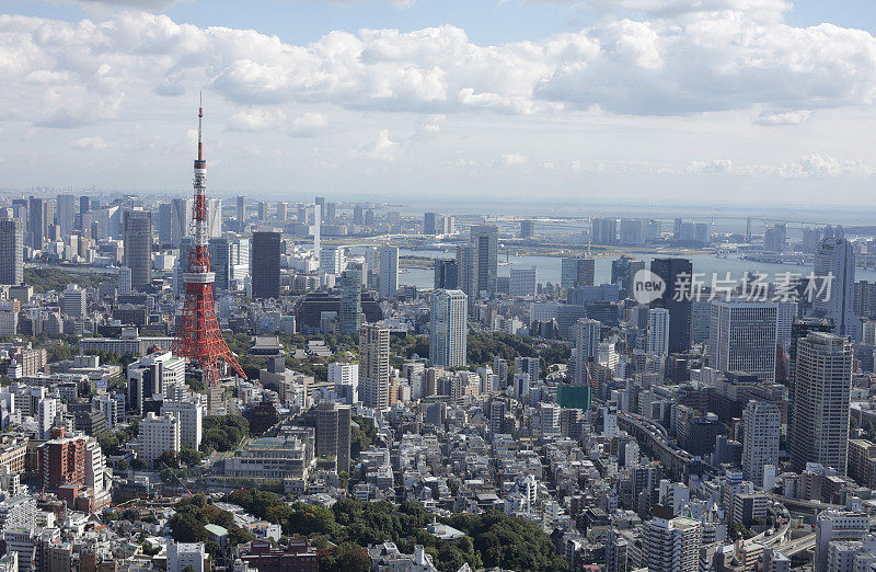 东京塔在港区和城市天际线，日本