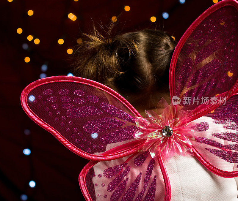 带着粉红仙女翅膀的小天使
