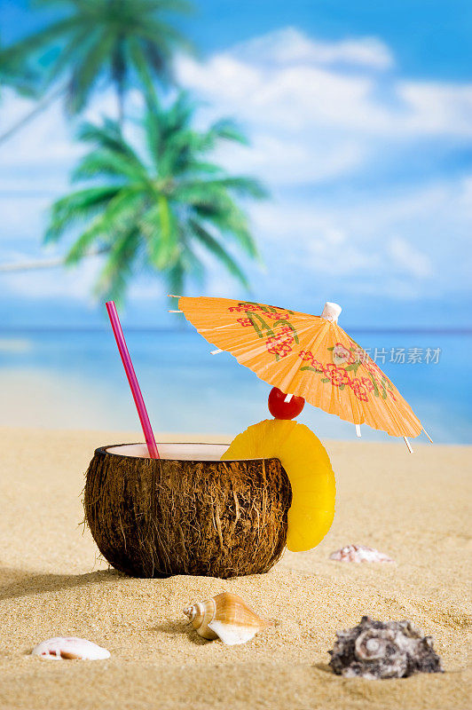 椰子——在海滩上喝