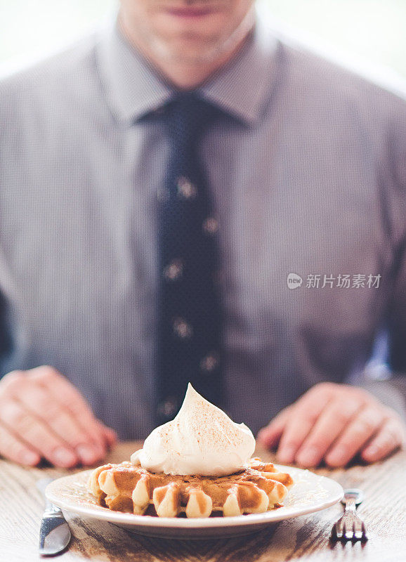 商人准备吃他的华夫饼