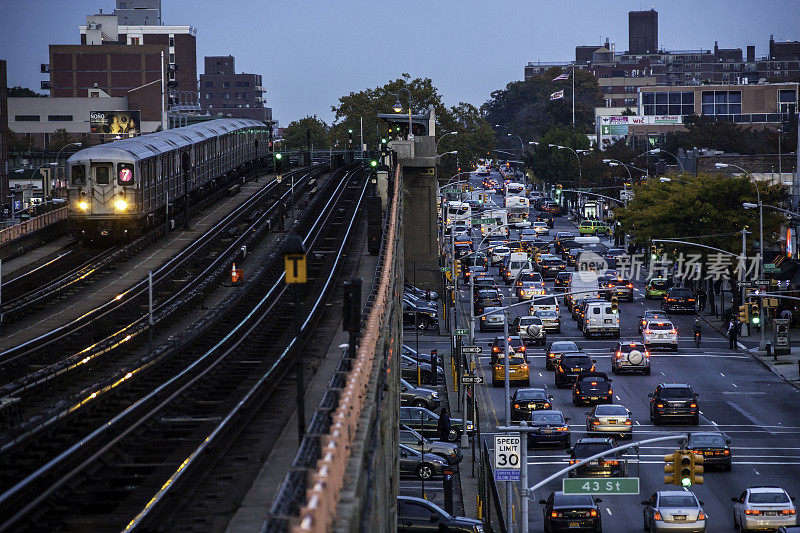 红灯、绿灯:纽约地铁黄昏时的交通状况
