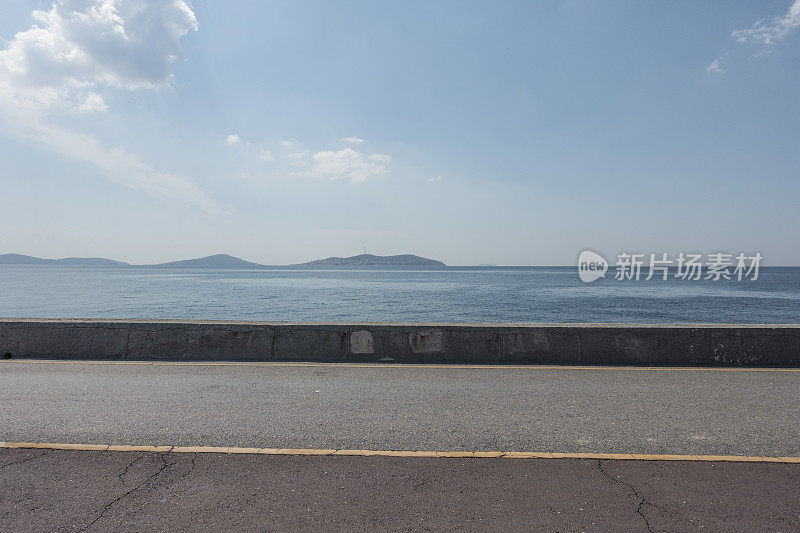 海滨背景的沥青地面空间