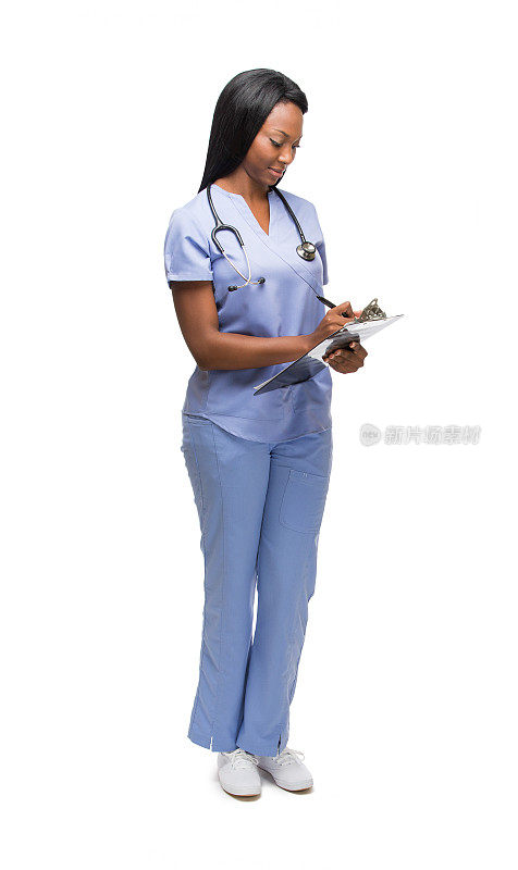 严肃的美国黑人护士在写字板上写字