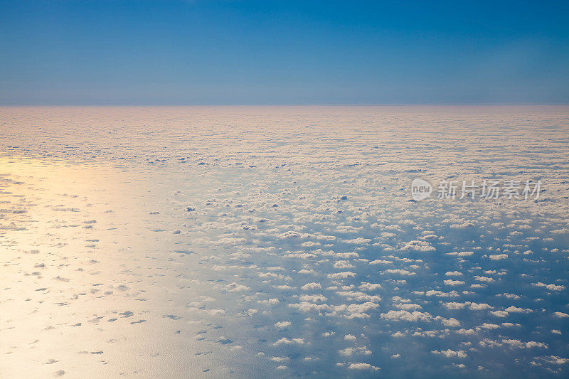飞过云层，从飞机上看