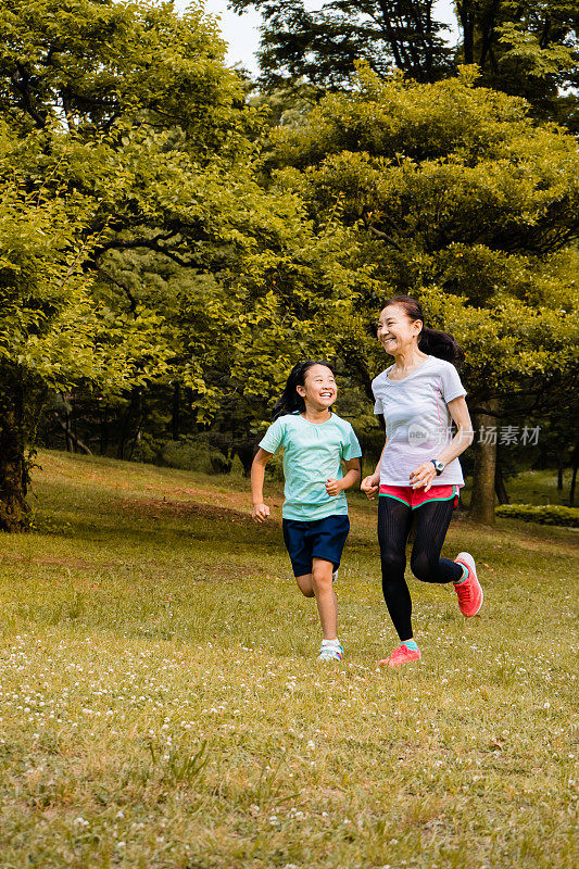 日本女孩和奶奶在公园里跑步