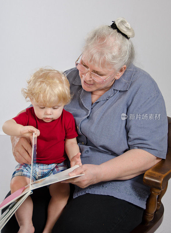 奶奶和孙子一起读书