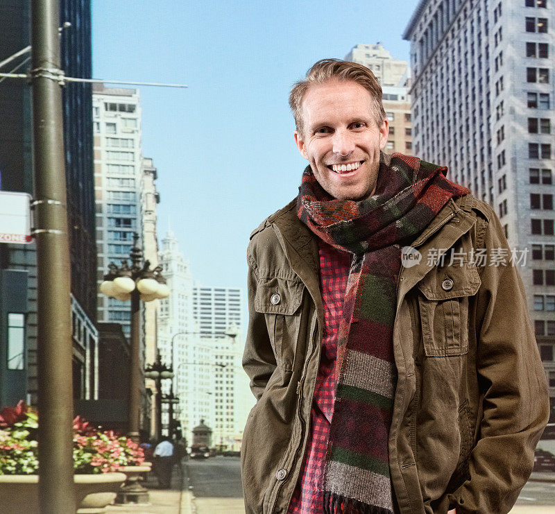 身着冬装的快乐男子站在芝加哥城前