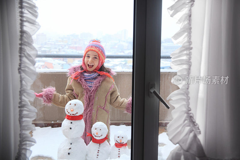 笑脸女孩和雪人一家