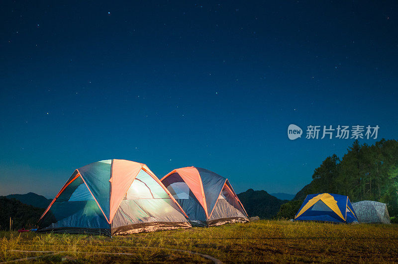 露营帐篷在繁星点点的夜空下闪闪发光。