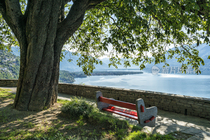 位于瑞士和意大利之间的美丽的马焦雷湖