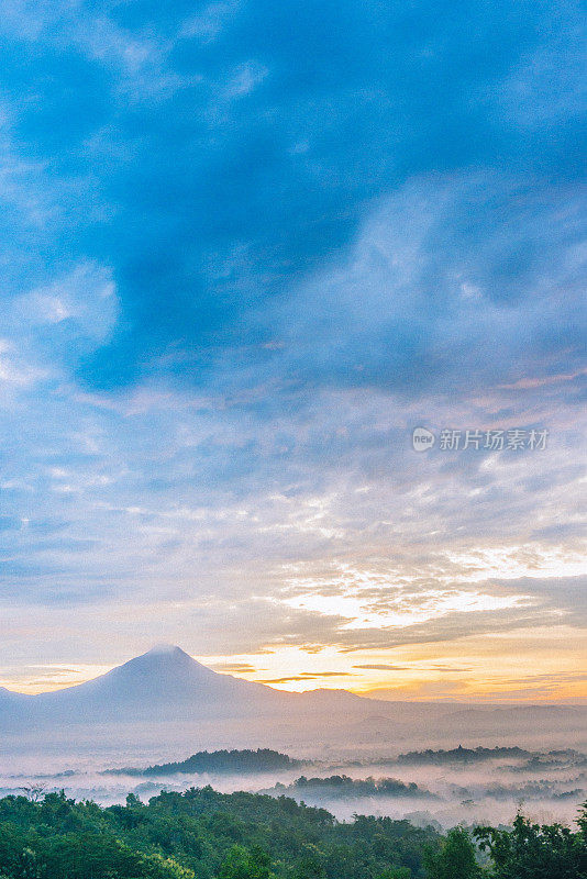 风景印尼爪哇日出后的默巴布火山景观