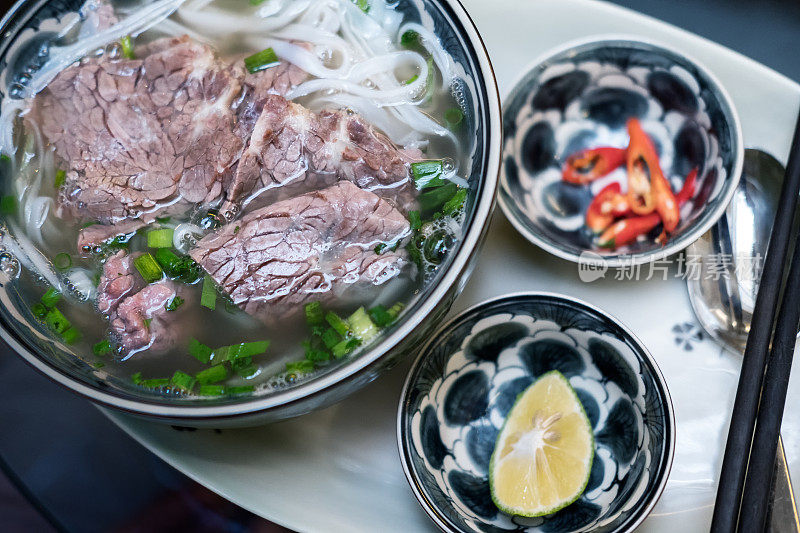 越南粉，越南牛肉面，青柠和辣椒