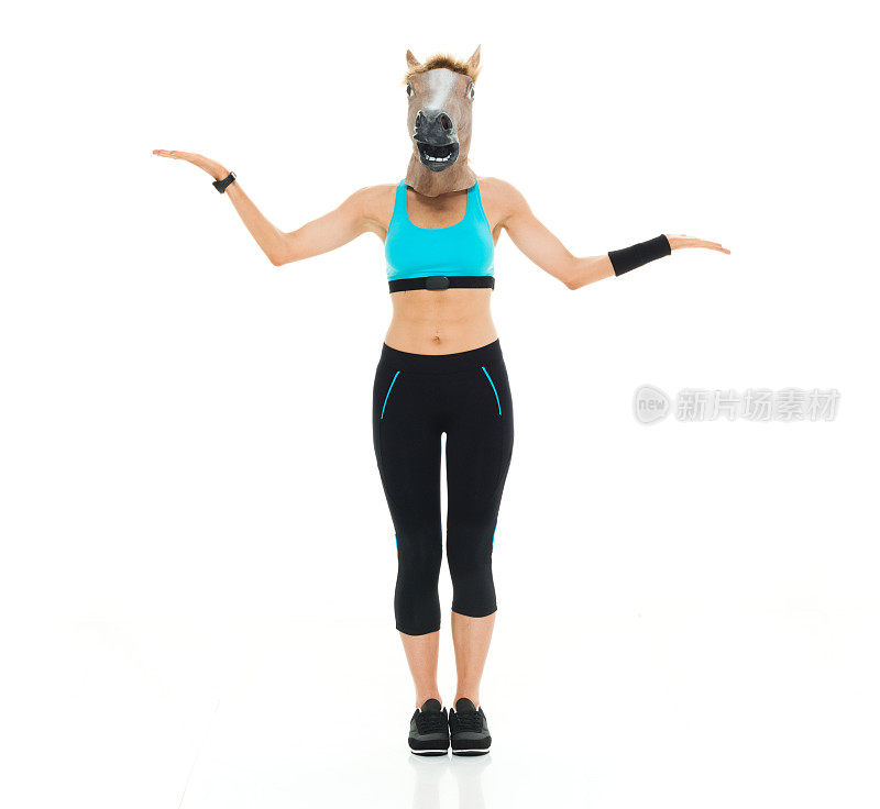 女运动员穿着马的服装和手势
