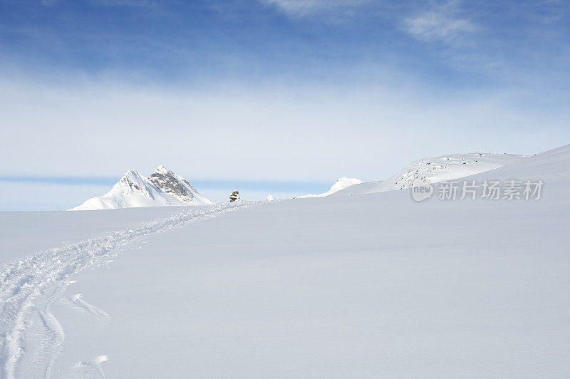 挪威Jotunheimen乡村滑雪者留下的滑雪道