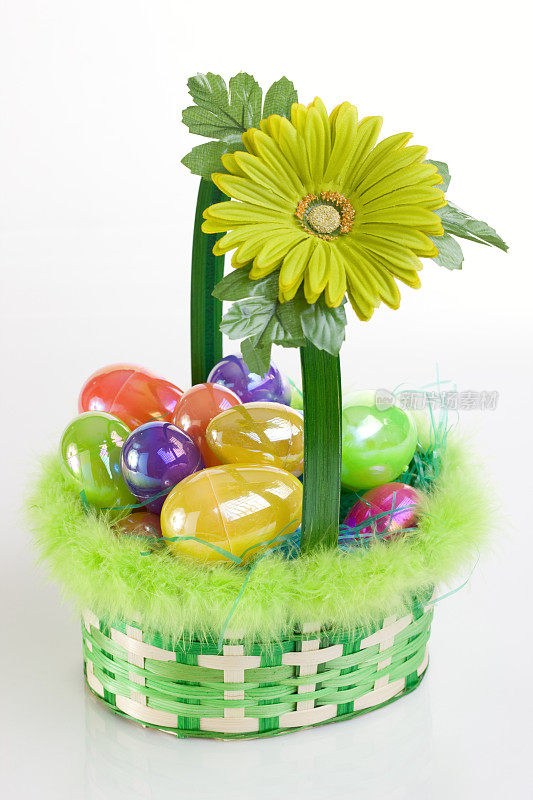 彩色复活节彩蛋与花在白色的篮子，Copyspace