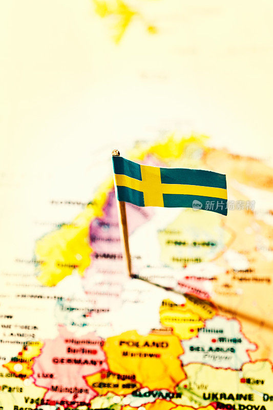 瑞典国旗卡在地图上，包括北欧国家