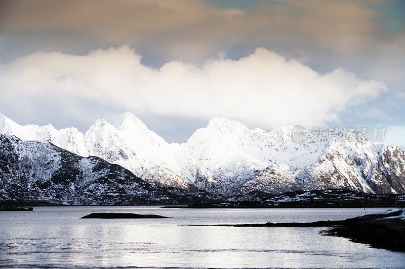 挪威罗浮敦群岛斯沃瓦尔附近有雪山的峡湾景观