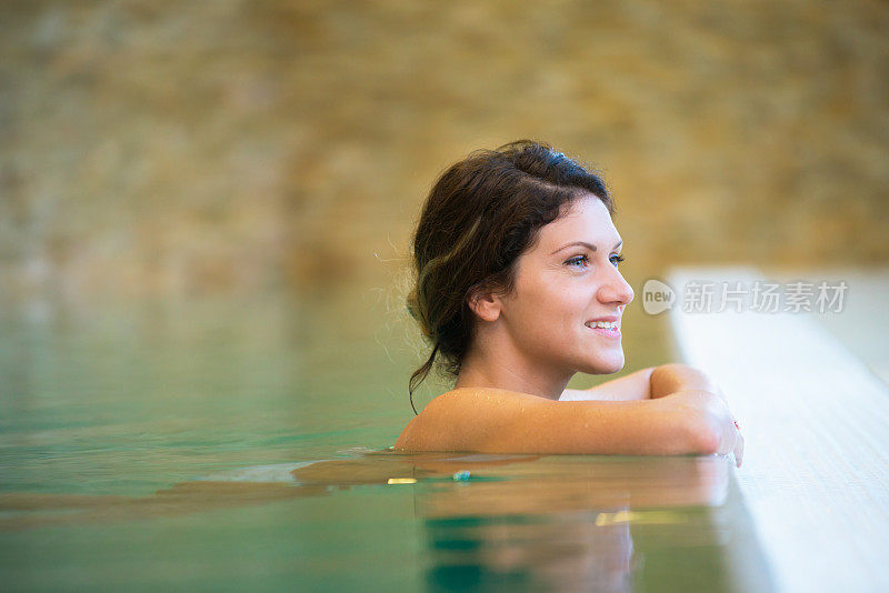 满意的女人在水疗中心放松的形象