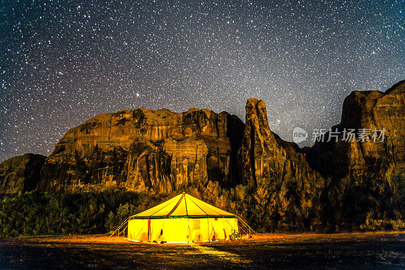 帐篷和星星