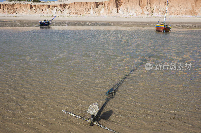 巴西卡诺阿奎布拉达海滩上的两艘帆船