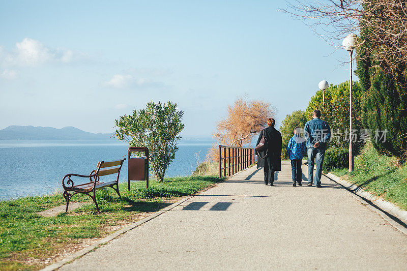 享受着海岸