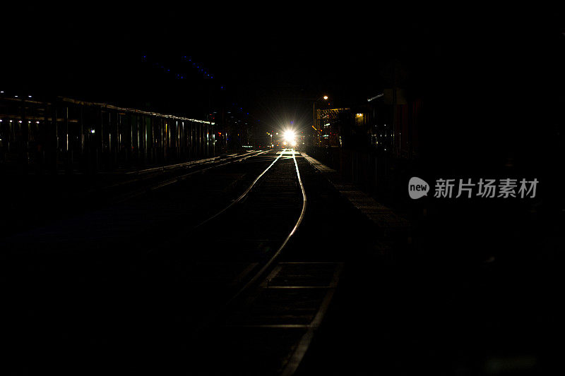 火车在黑夜接近，拷贝空间可用
