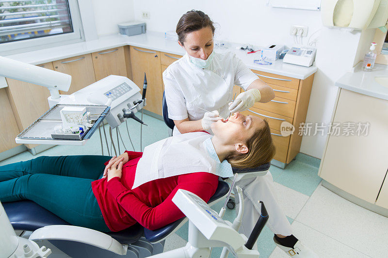 女牙医在工作与她的病人