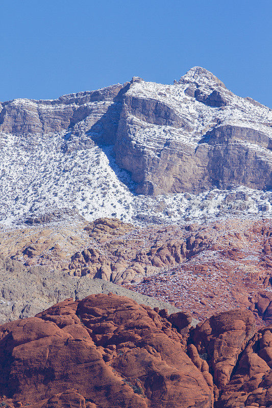 雪中的红岩峡谷