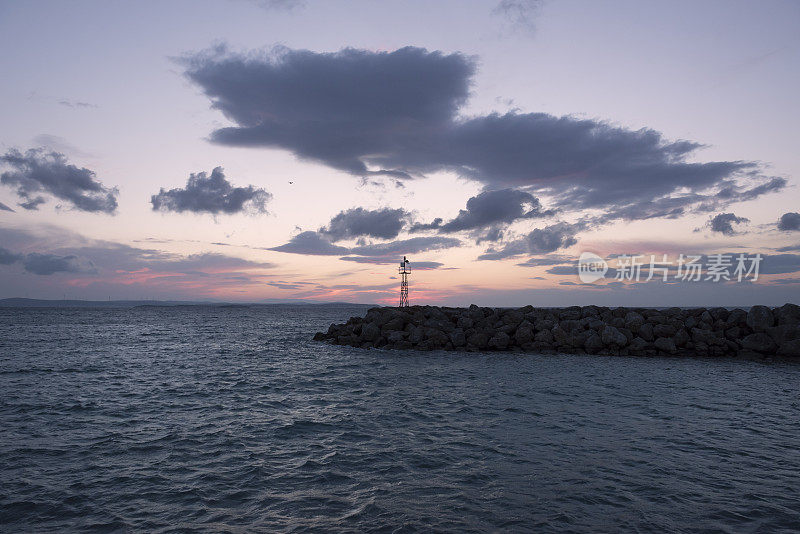 鼹鼠或防波堤和爱琴海的日出