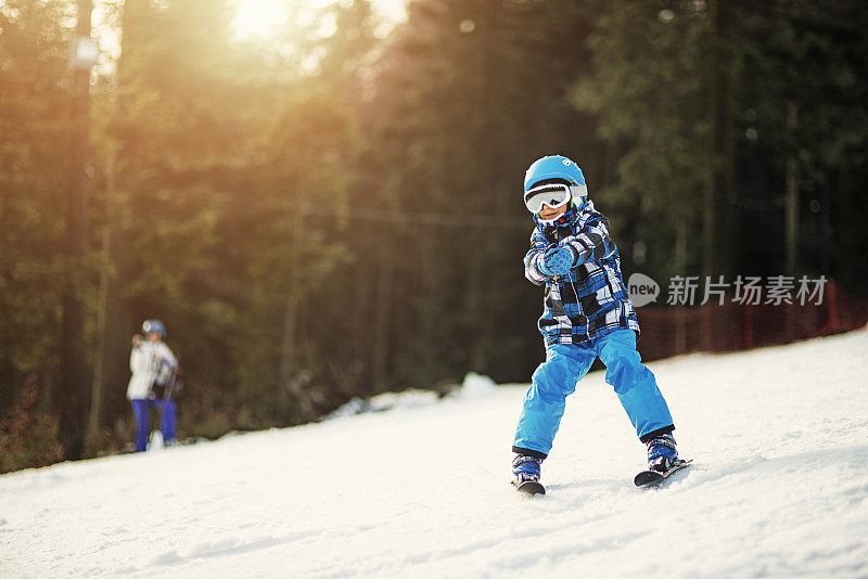 小男孩在学滑雪