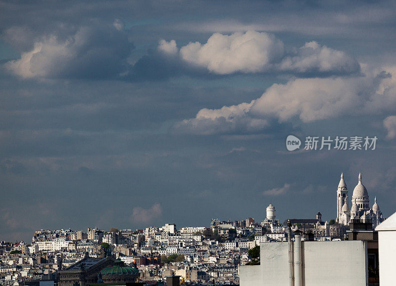 法国巴黎蒙马特圣母院的天际线，公寓和办公室映衬着阴天